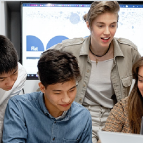 Groupe de jeunes en formation autour d'un ordinateur