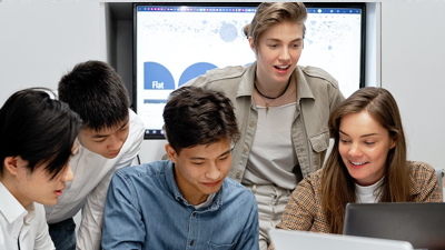 Groupe de jeunes en formation autour d'un ordinateur